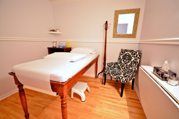 Lit d'acupuncture et chaise